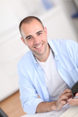 Glimlachende man zit in office