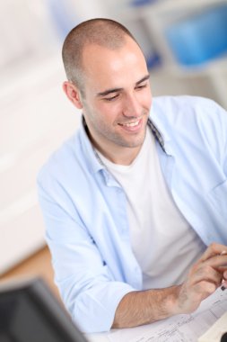 Elektronik tablet kullanarak ofis çalışanı