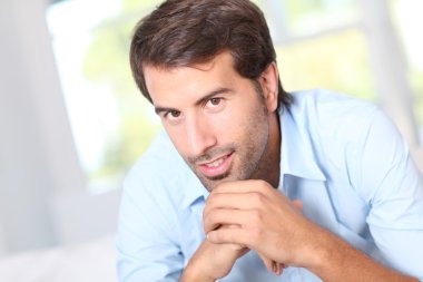 mavi gömlekli olan yakışıklı adam portresi