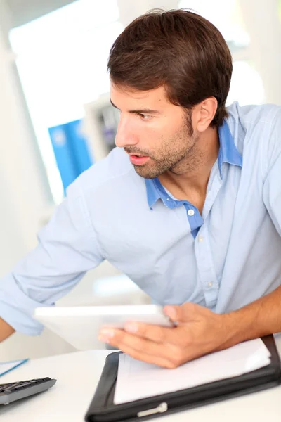 Trabajador de oficina usando tableta en el trabajo — Foto de Stock