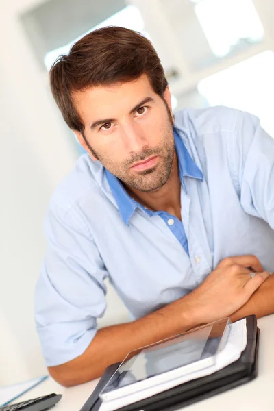 Portrait of office worker using electronic tablet — Stock Photo, Image