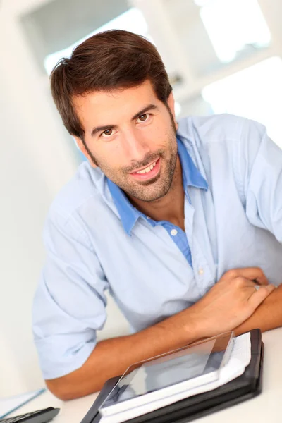 Retrato de trabalhador de escritório usando tablet eletrônico — Fotografia de Stock