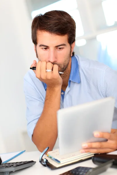 Portret van kantoor werknemer met behulp van elektronische Tablet PC — Stockfoto