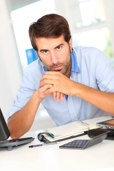 Porträtt av kontorist sitter vid sitt skrivbord — Stockfoto