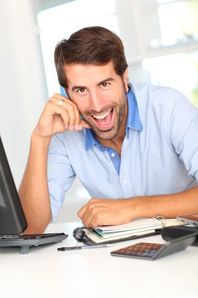 Porträt einer glücklichen Büroangestellten — Stockfoto
