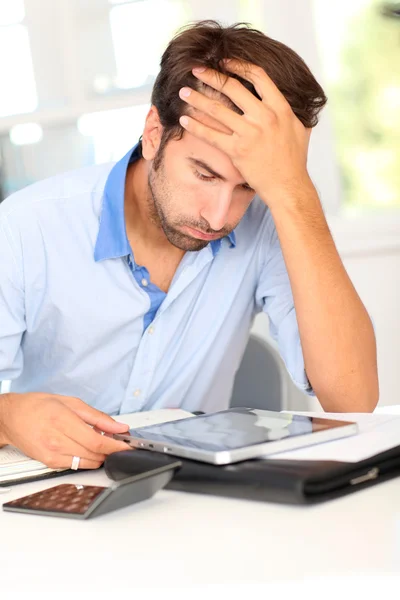 Lavoro d'ufficio avendo difficoltà con il progetto — Foto Stock