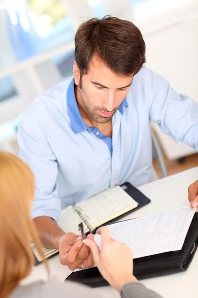 I office underteckna kontrakt — Stockfoto