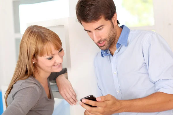 Usando smartphone no escritório — Fotografia de Stock