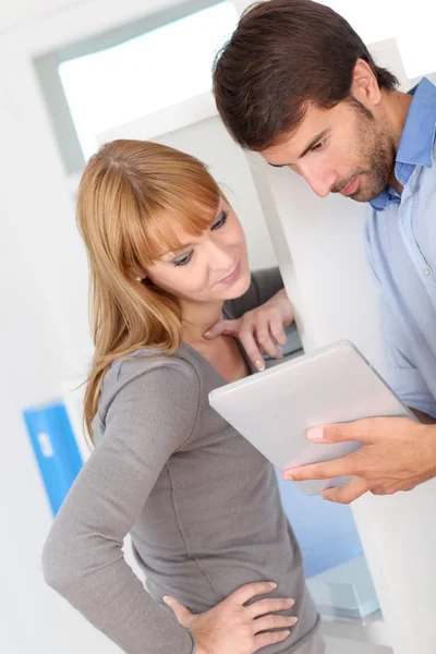 Office workers websurfing on tablet — Stock Photo, Image