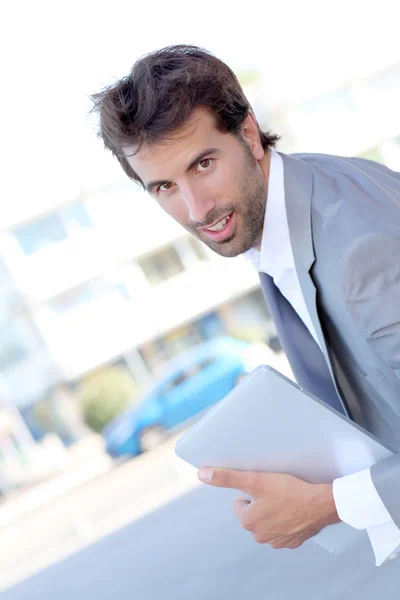 Porträt eines fröhlichen Geschäftsmannes — Stockfoto