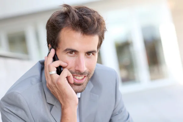Портрет бизнесмена, разговаривающего по телефону — стоковое фото