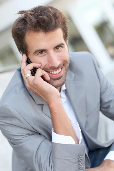 Porträtt av affärsman som pratar i telefon — Stockfoto