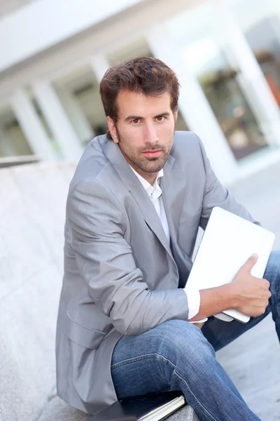 Entspannter Geschäftsmann sitzt mit Tablet draußen — Stockfoto