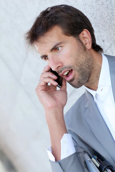 Portrait of salesman talking on mobile phone — Stock Photo, Image