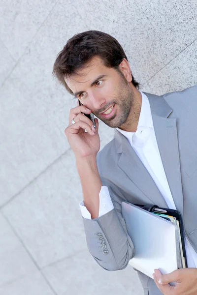 Portret van verkoper praten op mobiele telefoon — Stockfoto