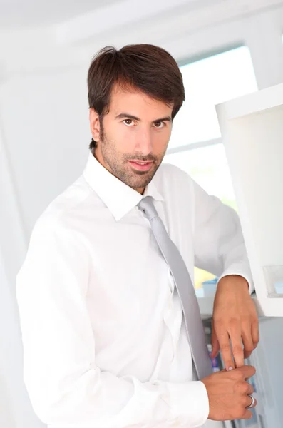 オフィスで立っている実業家の肖像画 — ストック写真