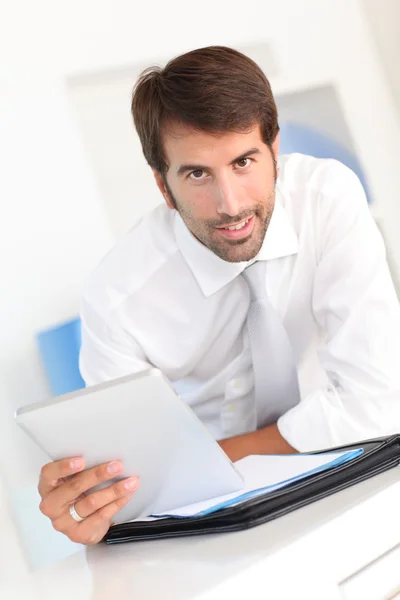Trabalhador de escritório usando tablet eletrônico — Fotografia de Stock