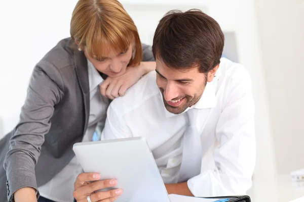 Geschäft im Büro mit elektronischem Tablet — Stockfoto