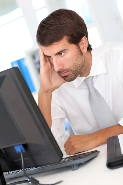 Geschäftsmann sitzt an seinem Schreibtisch im Büro — Stockfoto