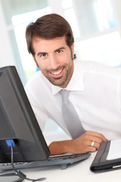 Empresário sentado em sua mesa no escritório — Fotografia de Stock