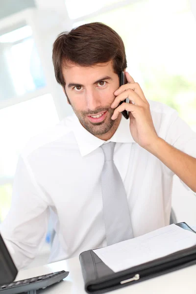 Affärsman med hjälp av mobiltelefon i office — Stockfoto