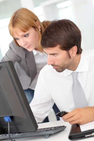 Geschäftsteam im Büro arbeitet am Desktop-Computer — Stockfoto