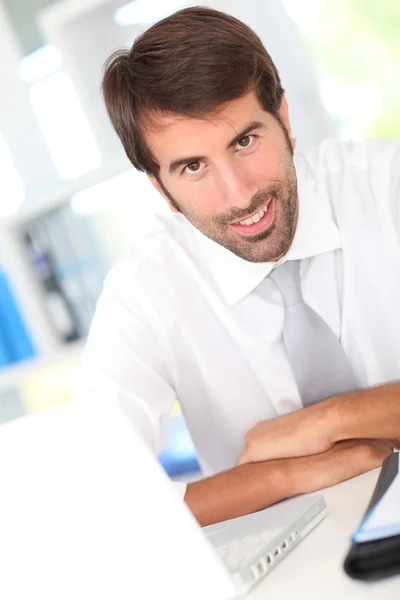 Geschäftsmann im Büro arbeitet mit Laptop — Stockfoto