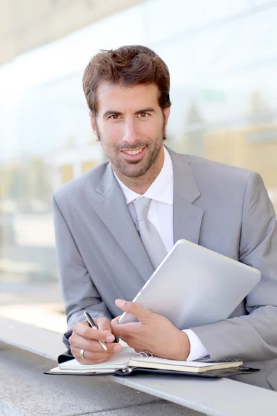 Geschäftsmann auf Geschäftsreise — Stockfoto