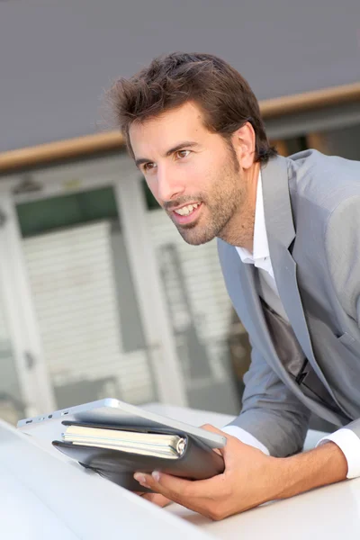 Homme d'affaires debout devant un immeuble de bureaux — Photo