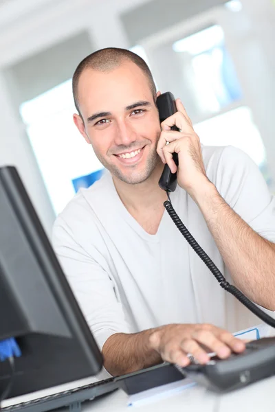 Smiling man answering the phone — Stock Photo, Image