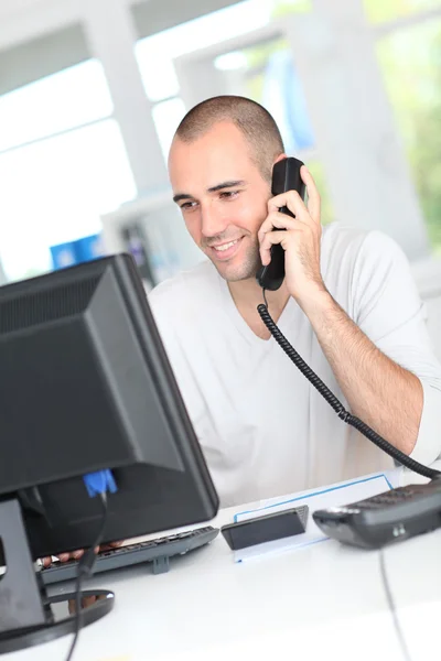 Homem sorridente atendendo o telefone — Fotografia de Stock