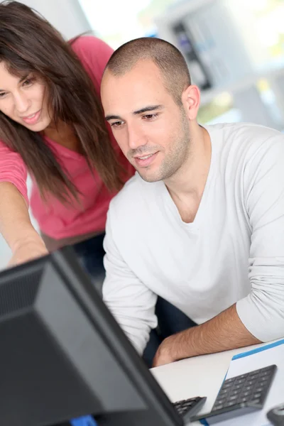 Geschäftsteam arbeitet im Büro — Stockfoto