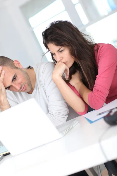 Büroangestellte treffen sich für Arbeitsprojekt — Stockfoto