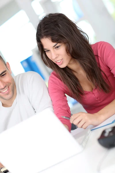 Office workers meeting for work project — Stock Photo, Image