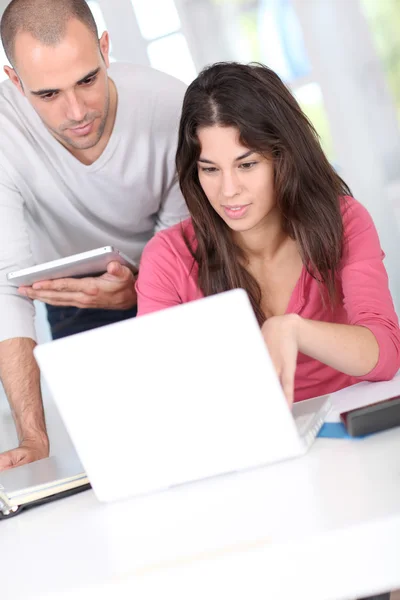 Büroangestellte treffen sich für Arbeitsprojekt — Stockfoto