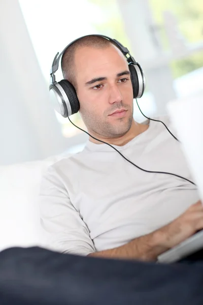 Homme relaxant à la maison avec casque allumé — Photo