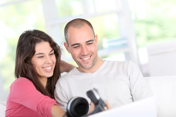 Jovem casal em casa ouvir música na internet — Fotografia de Stock