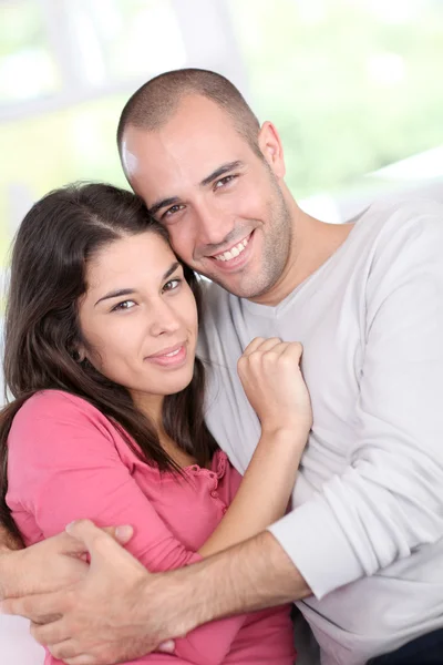 Jovem casal relaxante no sofá em casa — Fotografia de Stock