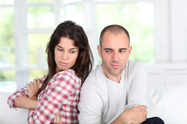 Casal jovem ficando bravo um com o outro — Fotografia de Stock