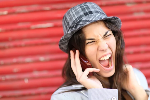 Портрет модної дівчини, що кричить по телефону — стокове фото