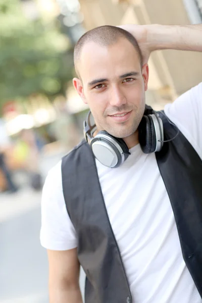 Smiling man listening to music in the street — Stock Photo, Image