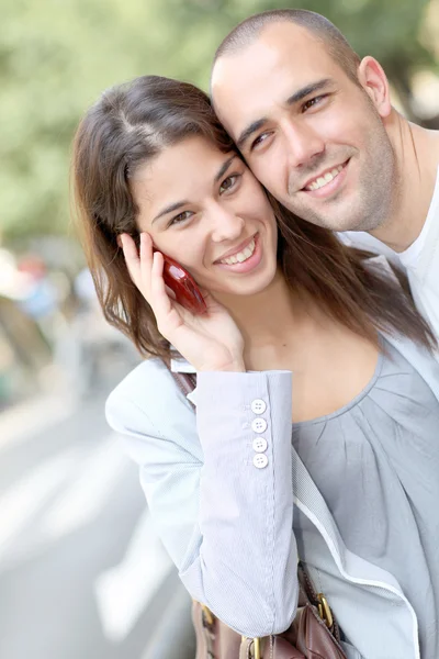 Retrato de jovem casal na cidade com smartphone — Fotografia de Stock