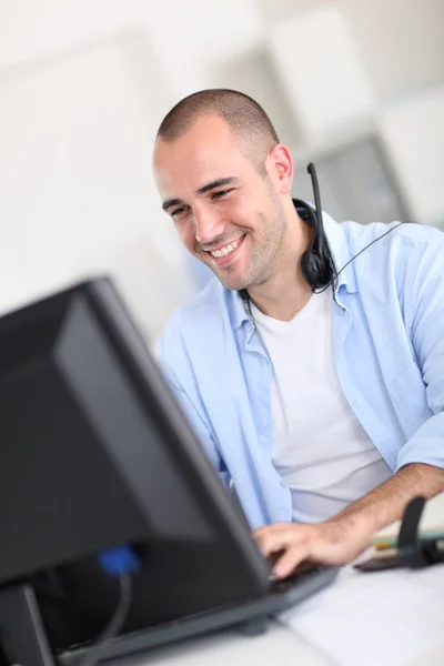 Portret van vrolijke customer service medewerker — Stockfoto