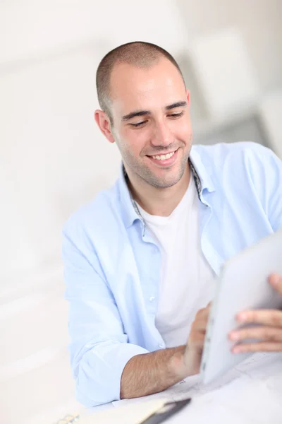 Office worker using electronic tablet — Stock Photo, Image
