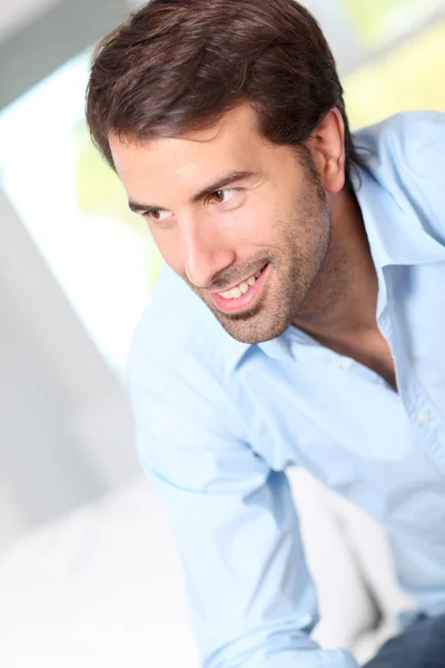 Portrét pohledný muž s modrou košili — Stock fotografie