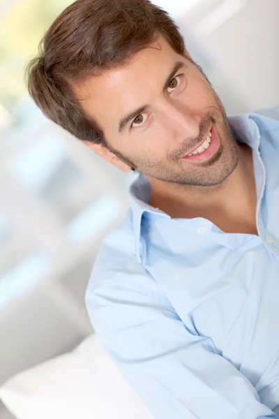 Retrato de hombre guapo con camisa azul —  Fotos de Stock