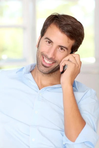 Hombre guapo hablando por teléfono móvil —  Fotos de Stock