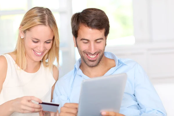 Jovem casal em casa fazendo compras online — Fotografia de Stock