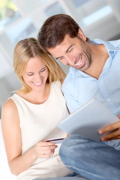 Jovem casal em casa fazendo compras online — Fotografia de Stock