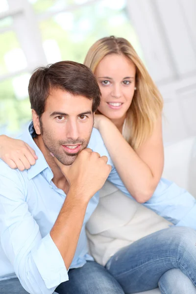 Jovem casal relaxante no sofá em casa — Fotografia de Stock